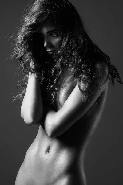 カーリーの髪型と官能的な裸の女の子 裸セクシーな美しい若い女性 縮れる髪型 — ストック写真