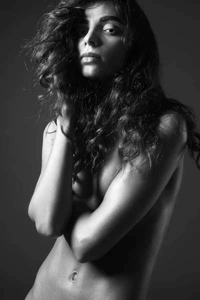 Menina Nua Com Frizzle Hairdo Preto Branco Retrato Sexy Bela — Fotografia de Stock