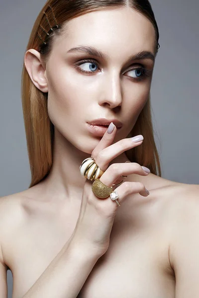 Jewelry Beautiful Girl Blue Eyes Blonde Woman Make Jewels Rings — Stock Photo, Image