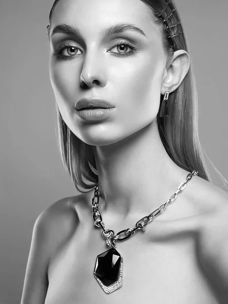 Jewelry Beautiful Girl Young Blonde Woman Make Necklace — Stock Photo, Image