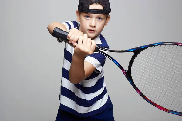 Mały Chłopiec Gra Tenis Sport Dla Dzieci Dziecko Rakieta Tenisa — Zdjęcie stockowe