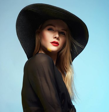 Şapkalı güzel ve genç birbayan. yaz moda güzellik sarışın kız