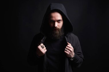 Yakışıklı adam başlıklı. Kapüşonlu çocuk. sakallı adam portresi