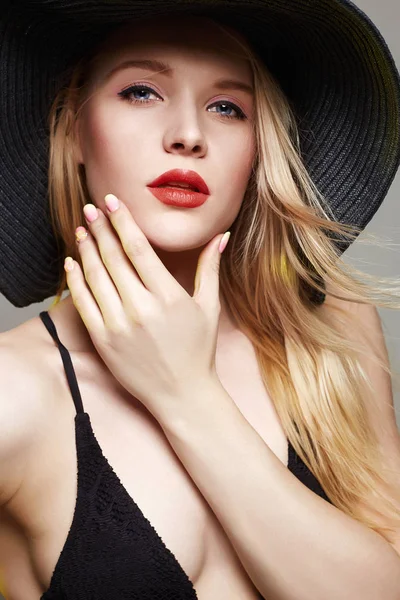 Hermosa Joven Con Sombrero Moda Verano Belleza Chica Rubia —  Fotos de Stock