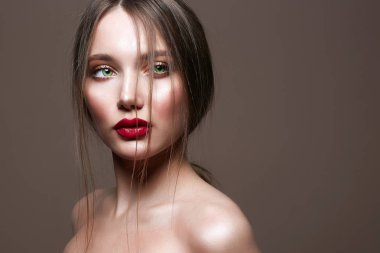 Green Eyes genç güzel ve genç birbayan. Kırmızı dudaklar makyaj güzellik şehvetli kız. 