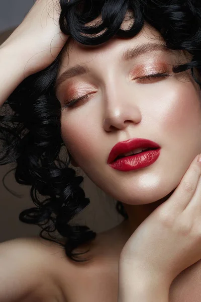 若い美しい少女の顔 赤い唇メイクと黒髪カール美容フランス女性 — ストック写真