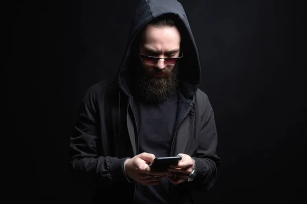 Skäggig Man Huva Tittar Smartphone Pojke Glasögon Och Hoodie Skriver — Stockfoto