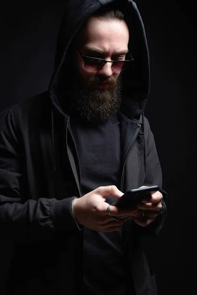 Skäggig Man Huva Tittar Smartphone Pojke Glasögon Och Hoodie Skriver — Stockfoto