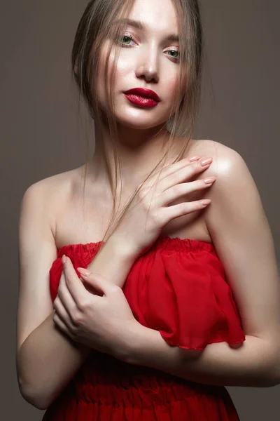 赤で若い美しいセクシーな女性 赤い唇のメイクアップで官能的な美少女 — ストック写真
