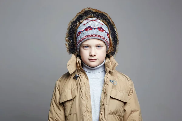 冬季外套时尚男孩 时尚的孩子 时尚的少年在针织帽子和胡迪 — 图库照片