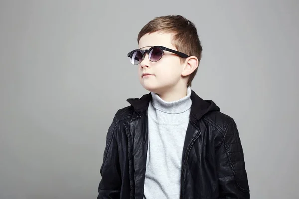 戴着太阳镜的时髦小男孩 时尚的孩子在皮革 时尚的孩子 — 图库照片