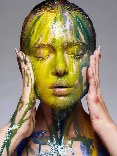 ペイントで女の子の芸術の肖像画 美しい顔と体を流れる液体の塗料 — ストック写真