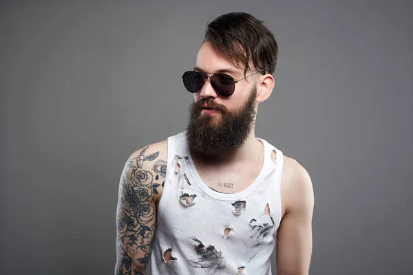 Handsome man in sunglasses. Brutal bearded hipster — Stock Photo, Image