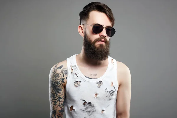 Knappe man in zonnebril. Brutale bebaarde hipster — Stockfoto