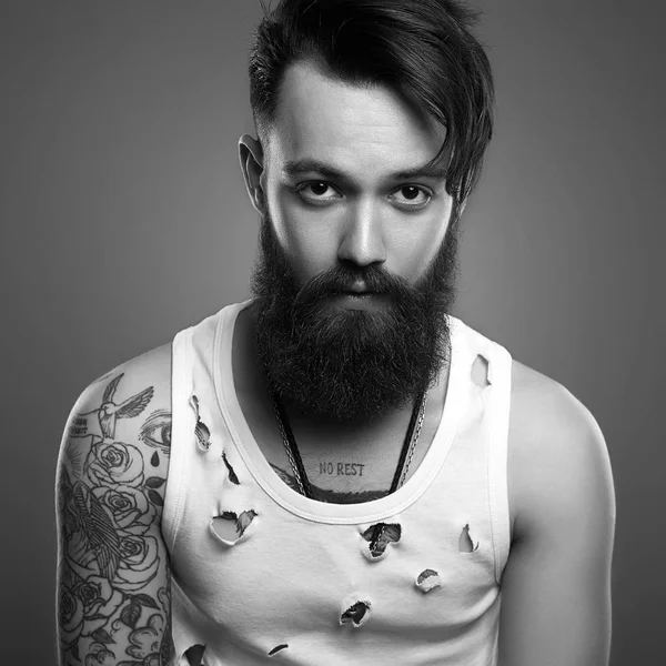 Retrato de hombre guapo con barba y tatuaje —  Fotos de Stock