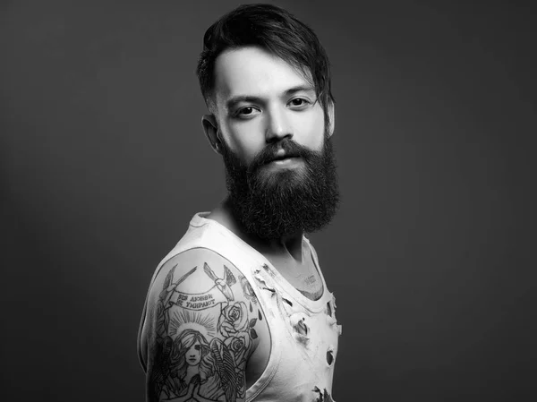 Przystojny mężczyzna z brodą i tatuaż — Zdjęcie stockowe