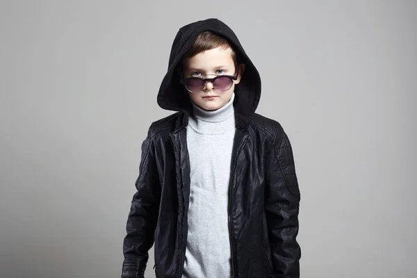 Niño de moda en sudadera con capucha y gafas de sol —  Fotos de Stock