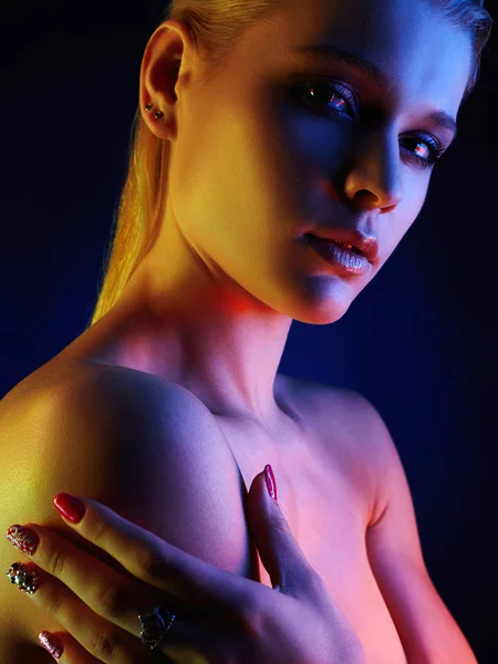 Mujer Arco Iris Belleza. Hermosa chica en luces de color — Foto de Stock