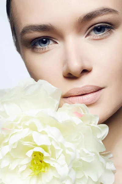 Mulher bonita com flor . — Fotografia de Stock