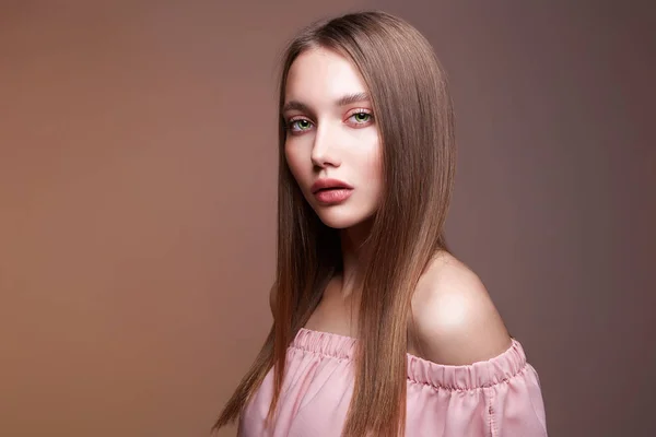 Retrato de beleza de moda. menina com sombra de olho rosa — Fotografia de Stock