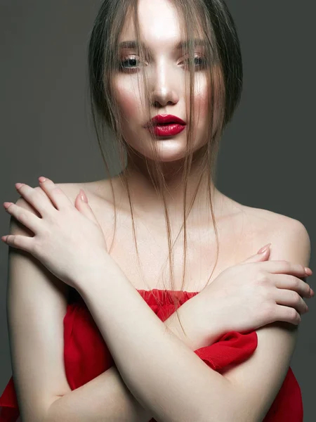 Jonge mooie sexy vrouw in het rood — Stockfoto