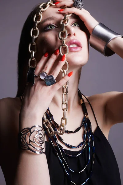 Hermosa mujer con joyas. Todo en joyería Modelo — Foto de Stock