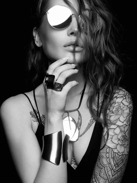 Mulher sexy bonita com tatuagem — Fotografia de Stock