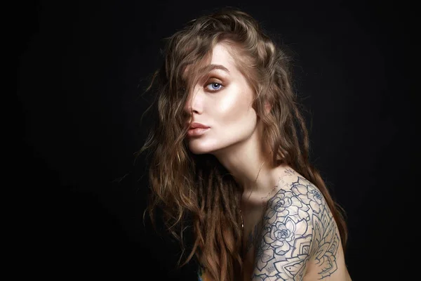 Όμορφη σέξι ξανθιά κορίτσι με τατουάζ — Φωτογραφία Αρχείου