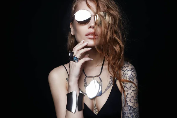Ομορφιά τατουάζ κορίτσι σε γυαλιά ηλίου και κοσμήματα — Φωτογραφία Αρχείου
