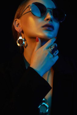 Güneş gözlüğü ve takı güzel kız Moda portre