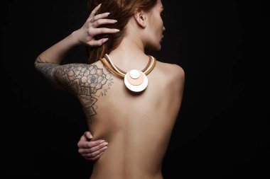 onu çıplak sırt dövme ve kolye ile kız