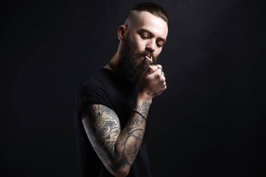 sigara içen adam. Hipster sigara ile çocuk dövme