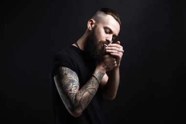 sigara içen adam. Hipster sigara ile çocuk dövme