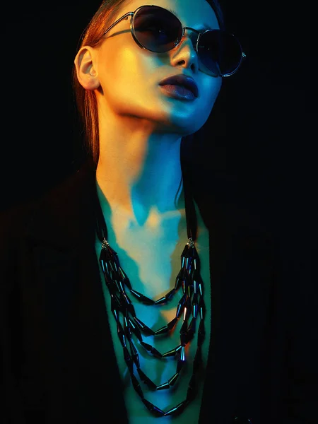 Mode portret van mooi meisje in zonnebrillen en sieraden — Stockfoto