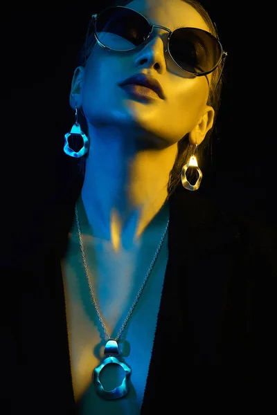 선글라스와 보석에 아름 다운 여자의 패션 초상화 — 스톡 사진