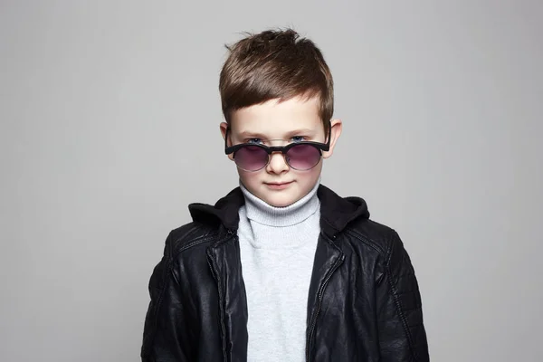 Niño de moda en gafas de sol. niño con estilo —  Fotos de Stock