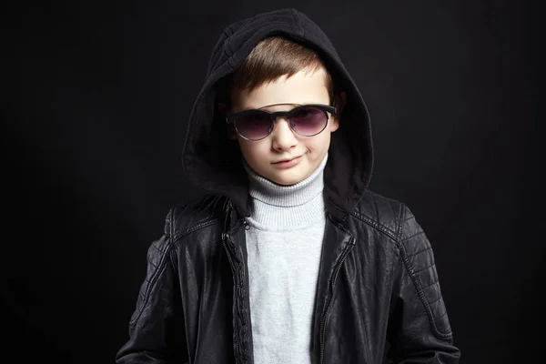Модный мальчик в толстовке и солнцезащитных очках — стоковое фото