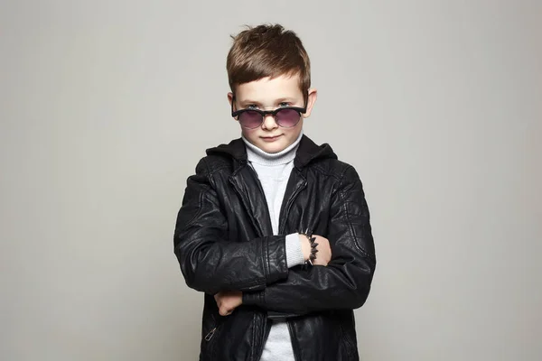 时髦的小男孩戴着太阳镜。时尚的孩子 — 图库照片