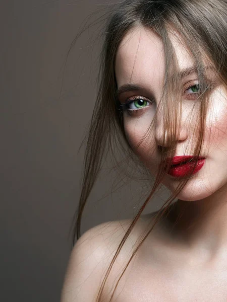 아름다움 관능적 인 소녀와 빨간 입술 메이크업 — 스톡 사진