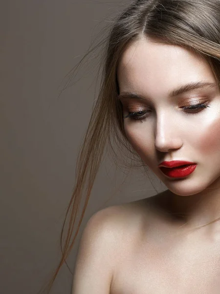 Piękno zmysłowej dziewczyny z czerwonymi ustami makijaż — Zdjęcie stockowe