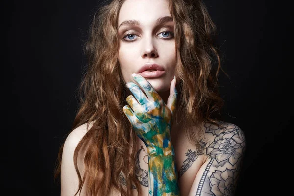 Sexy jovem mulher com tatuagem e pintura a cores — Fotografia de Stock