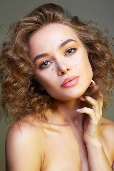 Schöne Frau. erstaunliche lockige Mädchen mit Make-up — Stockfoto