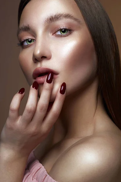 Sinnliche erstaunliche Modell Mädchen mit schönen Make-up — Stockfoto