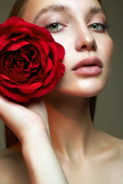 Όμορφη νεαρή γυναίκα με τριαντάφυλλο λουλούδι — Φωτογραφία Αρχείου