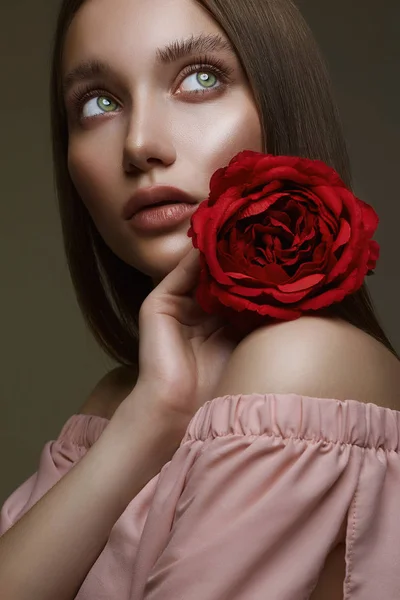 花を持つ美しい若い女性。素敵な女の子 — ストック写真