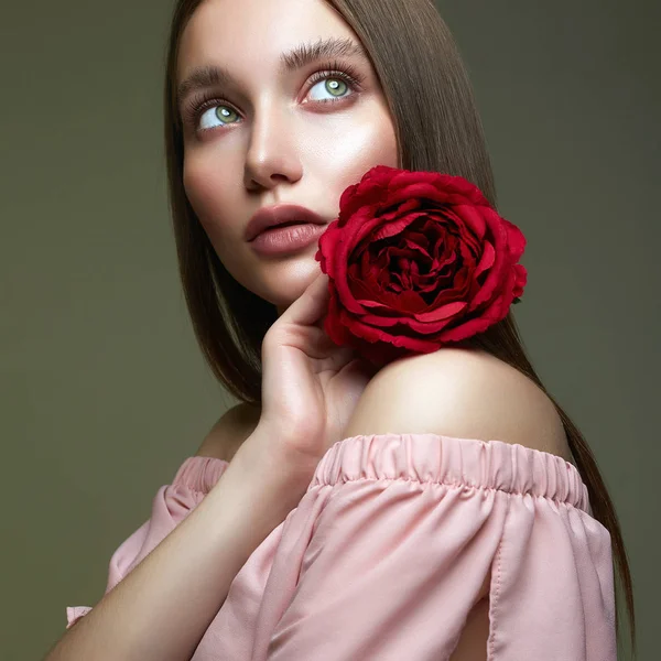 Vacker ung kvinna med blomma. Härlig tjej — Stockfoto