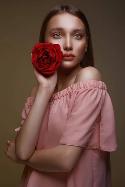 Chica encantadora con maquillaje de belleza y flor de rosa —  Fotos de Stock