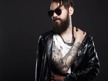 güneş gözlüğü moda dövmeli yakışıklı adam