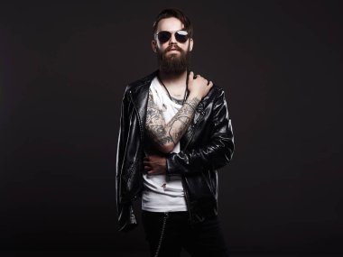 güneş gözlüğü moda dövmeli yakışıklı adam