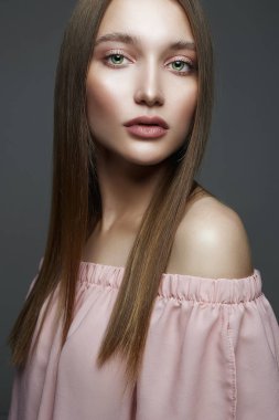 Makyaj ile güzel genç romantik Kadın